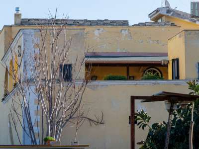 La struttura si presenta divisa funzionalmente e �cromaticamente� in due parti distinte. Quella posteriore su due livelli � pi� antica...